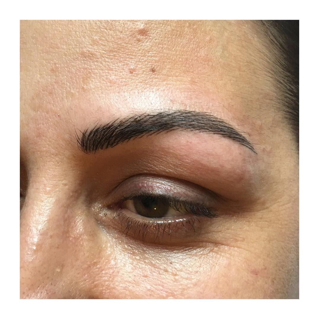 Erleben Sie den Unterschied mit 4D Eyebrow Design.
Um uns glücklich zu machen …